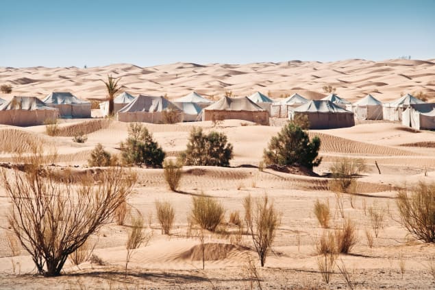 Campo tendato nel deserto del Sahara